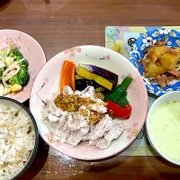 豚しゃぶと揚げ野菜の香味ダレ　ブロッコリーの茎とバジルのスープ　じゃがいもと大葉のバター醤油炒め　ブロッコリーとサラダチキンの卵サラダ|おさむん17さん
