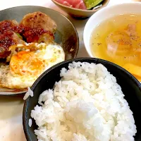 おっさん飯　ハンバーグ師匠　ピーマンの肉詰め　コンソメスープ　サラダ| ひげおやじさん