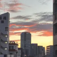 というわけで、強烈な西日が沈んだあと、夕焼けを背景に映えるプリンスホテルを見ながら、|なびさん