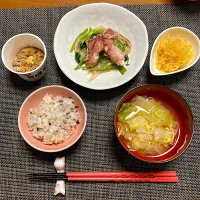 ヒイカと野菜のガーリックバター醤油炒め、そうめんカボチャの酢の物、納豆、お味噌汁(キャベツ、豆もやし)|柚子きりかさん