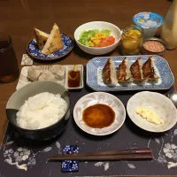 ご飯、焼き餃子、焼売、網焼きした絹厚揚げ、サラダ、ツナマヨ、沢庵、烏龍茶、市販のナタデココ入りマスカットゼリー(夕飯)|enarinさん
