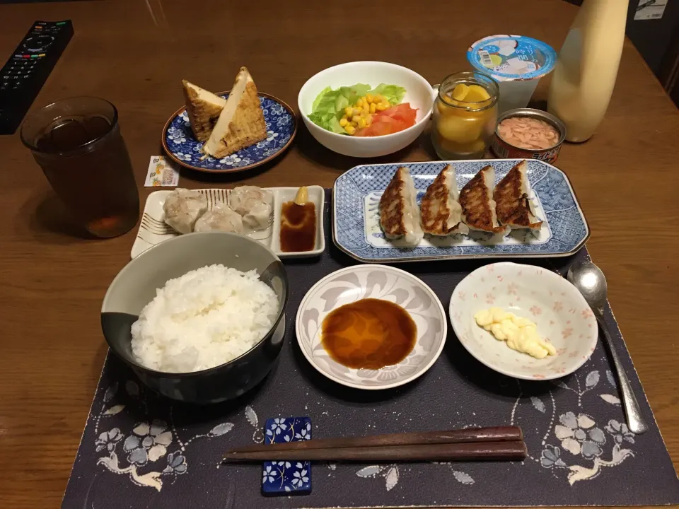 ご飯、焼き餃子、焼売、網焼きした絹厚揚げ、サラダ、ツナマヨ、沢庵、烏龍茶、市販のナタデココ入りマスカットゼリー(夕飯)|enarinさん
