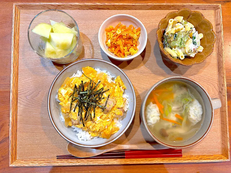 夜ご飯(親子丼、にんじんしりしり、マカロニサラダ、餃子スープ、メロン🍈)|cocomikaさん