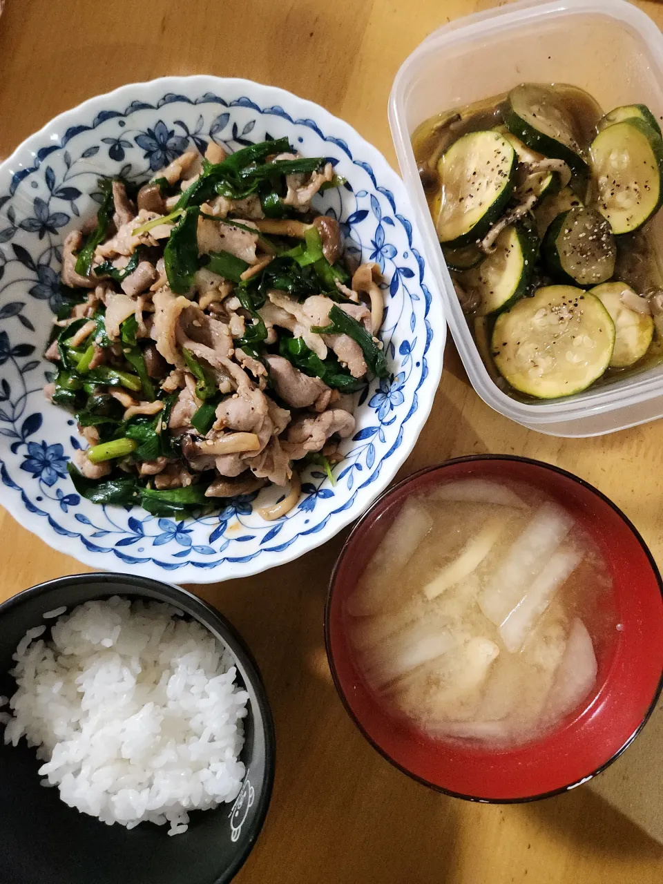 豚肉とにらのごまにんにく炒め、ズッキーニとしめじのオイル蒸し、大根と油揚げの味噌汁|さきさん