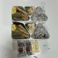 中学生弁当。今日から中学校はお弁当。☆混ぜ込みおにぎり（ワカメ・梅・中にも梅干し）☆こんにゃくの煮物☆ブロッコリー☆ポテトサラダ☆卵焼き☆メンチカツ☆鮭|Saharaさん