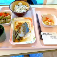 入院１日目のお昼　いかにも病院食食欲出ない。|ナタママさん