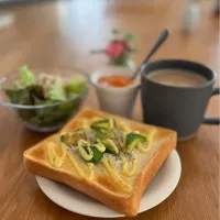 7/10の朝食　しらすとアボガドのトースト|yoneさん