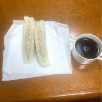 今日の昼ご飯　dポイントが結構たまっていたので、贅沢にもシーチキン&ポテサラサンドを買ってしまいました。|なびさん