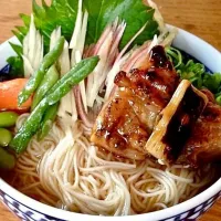 「茄子と鶏肉の鴫焼き素麺」
夏野菜と鶏胸肉を シギ焼きにして
ぶっかけ素麺に 載せました
冷たい素麺に 味噌とケシの実の香りが  溶け出して  食欲増進の  昼ごはん💦|ばくあんしゃさん