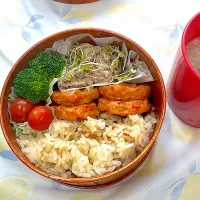 炊き込みご飯とブロッコリースプラウトとイワシ缶のサラダ弁当|ゆっきーさん