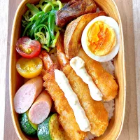 ズッキーニ嫌がられたけど懲りずに入れてみたよエビフライ弁当☺︎|きなこもちさん