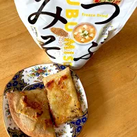 この前作った残りを冷凍してた２種のチーズとレンゲ蜂蜜のビザにつぷみそフリフリ！発酵同士で間違いなしd(^_^o)| さくたえさん
