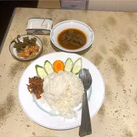 メインのヤギ肉定食（実況中継中）|なびさん