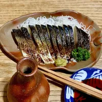 「炙り🔥 きずしde晩酌」🍶
バーナーで皮目を炙るだけで
鯖のランクが上がるね(^^)|ばくあんしゃさん