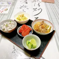 grandmaの晩ごはん☆ 早生でとうだちしてた玉葱から芽が出て来てて…
すぐに調理　肉じゃがに…|kaoriさん
