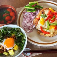 チキンチーズカツレツとたっぷり大葉の温玉納豆アボカド丼|きいろさん