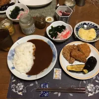 カレーライス中辛,福神漬け,らっきょう、ローストンカツ&イカフライ&コロッケ,茄子の素揚げ、酢の物、酢だこ梅風味、沢庵、六条麦茶、練乳かけ手作りプリン(夕飯)|enarinさん