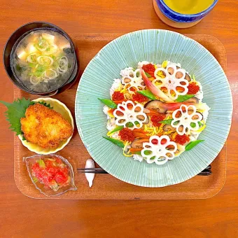 Snapdishの人気料理写真:いくらのちらし寿司のおぼんごはん