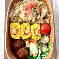 今日は土曜日だからお弁当ないな〜！ん？あ！！今日模試で登校日だった！！昨日の夜なんか気向いて炊き込みご飯仕込んでおいてよかった弁当☺︎|きなこもちさん