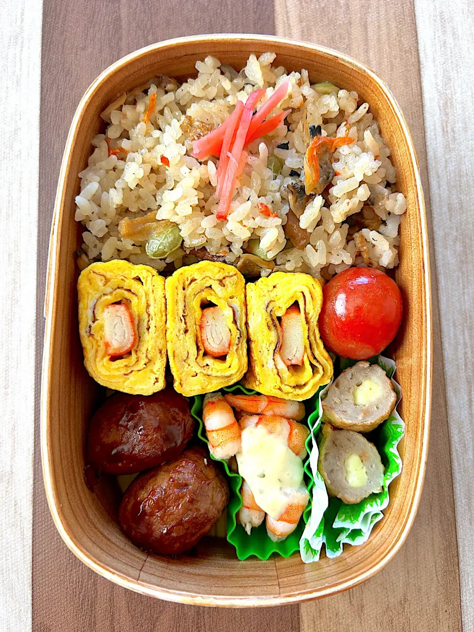 今日は土曜日だからお弁当ないな〜！ん？あ！！今日模試で登校日だった！！昨日の夜なんか気向いて炊き込みご飯仕込んでおいてよかった弁当☺︎|きなこもちさん