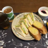 トーストサンドイッチ、ガーリックトースト、ホットコーヒー、六条麦茶、カシスジャムヨーグルト、バナナ(朝ご飯)|enarinさん