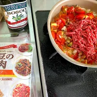 冷蔵庫にあるもんでトマトソース作ろうと…牛ミンチが50gしか余ってなくて、大豆ミートがお役立ち✨|さくたえさん