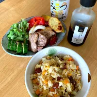 焼肉サラダとレーズン入り炒飯|さくたえさん