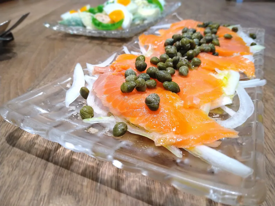 新玉ねぎとスモークサーモンのサラダ|古尾谷りかこさん