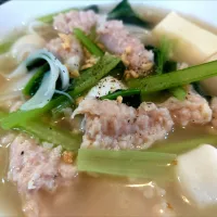 【2011年弁当店で創業、 2014年
麺専門店に業態屋号変更】 
【価格改訂】
ババ ミャンマーヌードル 
チキンチェーオー 
（平太麺と極細麺のミックス） 
＠高田馬場5分
25186
〈醤95塩27噌󠄀15タ7昆9出9F11
冷12混1〉