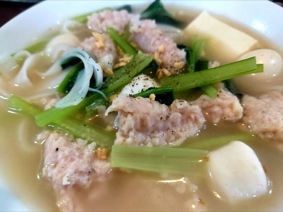 【2011年弁当店で創業、 2014年
麺専門店に業態屋号変更】 
【価格改訂】
ババ ミャンマーヌードル 
チキンチェーオー 
（平太麺と極細麺のミックス） 
＠高田馬場5分
25186
〈醤95塩27噌󠄀15タ7昆9出9F11
冷12混1〉|大脇さん