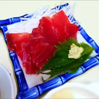 マグロの柵を極薄にカット。北海道の山わさび。つまはまだまだ上手く切れませんね|すとれぃぬこさん
