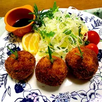 ポテトコロッケ (ローズマリーパン粉)                中に入っている豚ひき肉で本当は、餃子を作る予定でした！何を思ったのか突然、ポテトコロッケが食べたくなりました。バターも入れて、コンソメも入れたのでソースが無くても食べれる美味しさです|ちぃちゃんさん