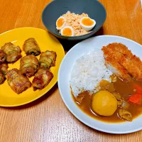 カツカレー🍛
じゃがいもは煮崩れさせたくないのでゴロッとまるごと🥔

玉子とネギのサラダ
ズッキーニ、豚肉、大葉、チーズを巻いて焼いたの|naoさん