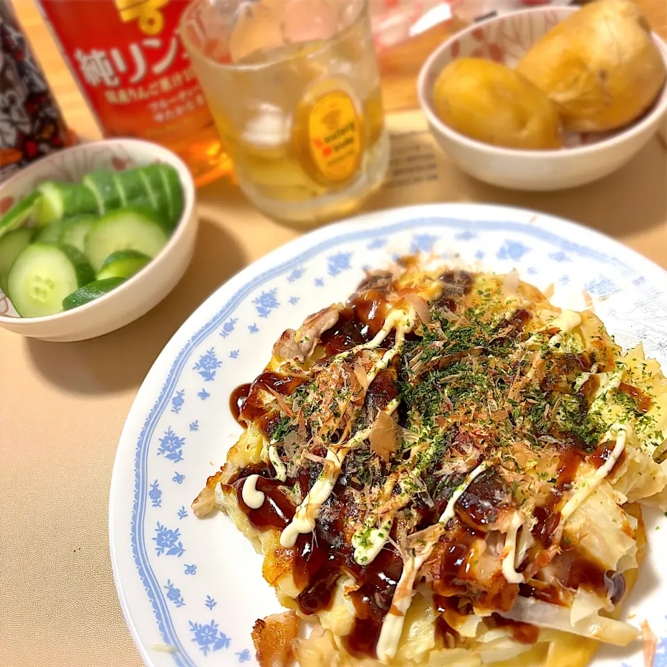 2025/07/11 豚玉お好み焼、蒸しじゃが、きゅうり漬物(無印)|kykyさん