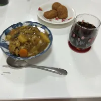晩御飯☆野菜たっぷりカレー☆コロッケ（市販）|Saharaさん