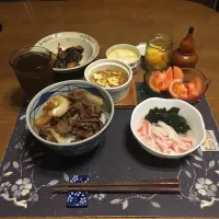 牛焼肉丼、なすみそ炒め、酢の物、沢庵、トマト、バターコーン、六条麦茶、練乳かけ手作りプリン(夕飯)|enarinさん