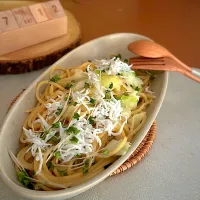 昼食　アヒージョオイル、しらすとキャベツのパスタ|こげちぃさん