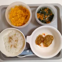 【離乳食完了期】☀豚ハンバーグ・かぼちゃ豆腐サラダ・人参小松菜玉ねぎのだし煮・粉末レバーご飯|souさん