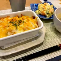 夕食（7/12）
＊夏野菜とペンネのミートグラタン
＊ポテトサラダ
＊茹で汁で作ったスープ|さっちんさん