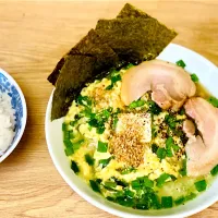 サッポロ一番塩ラーメン　ニラ玉バター|じいちゃんさん