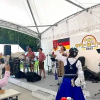 ステージもフロアもみんな一緒にプロスト！( ^ ^ )/■ ◾️\（^_^）　なんか酔っ払っていい気持ちになってきちゃったなあ😆　ステージの最後にはみんな腕を組んで体を揺らしながらの合唱。僕の両隣はおばさんに近いお姉さん。結構可愛い🩷楽しかったー！（実況中継終了）|なびさん