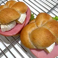 ライ麦バンズのハムチーズサンド|たくちゃんせんせーさん