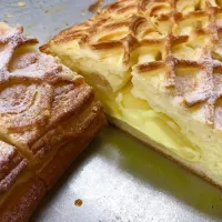 「今年も桃パイ」
頂き物の桃を買ってカスタードパイ
Tarte à la crème pâtissière aux pêches  焼きたても 良いけれど  一旦  凍らせてから  表面だけ  炙って  いただく
夏の お菓子 🍑|ばくあんしゃさん
