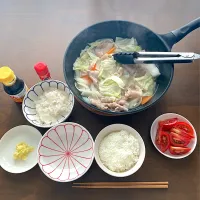 今日はお昼にオクトーバーフェストでヘビーに飲み食いしたので、晩ご飯はあっさり目にキャベツたっぷりのトンしゃぶをいただきます🙏| なびさん