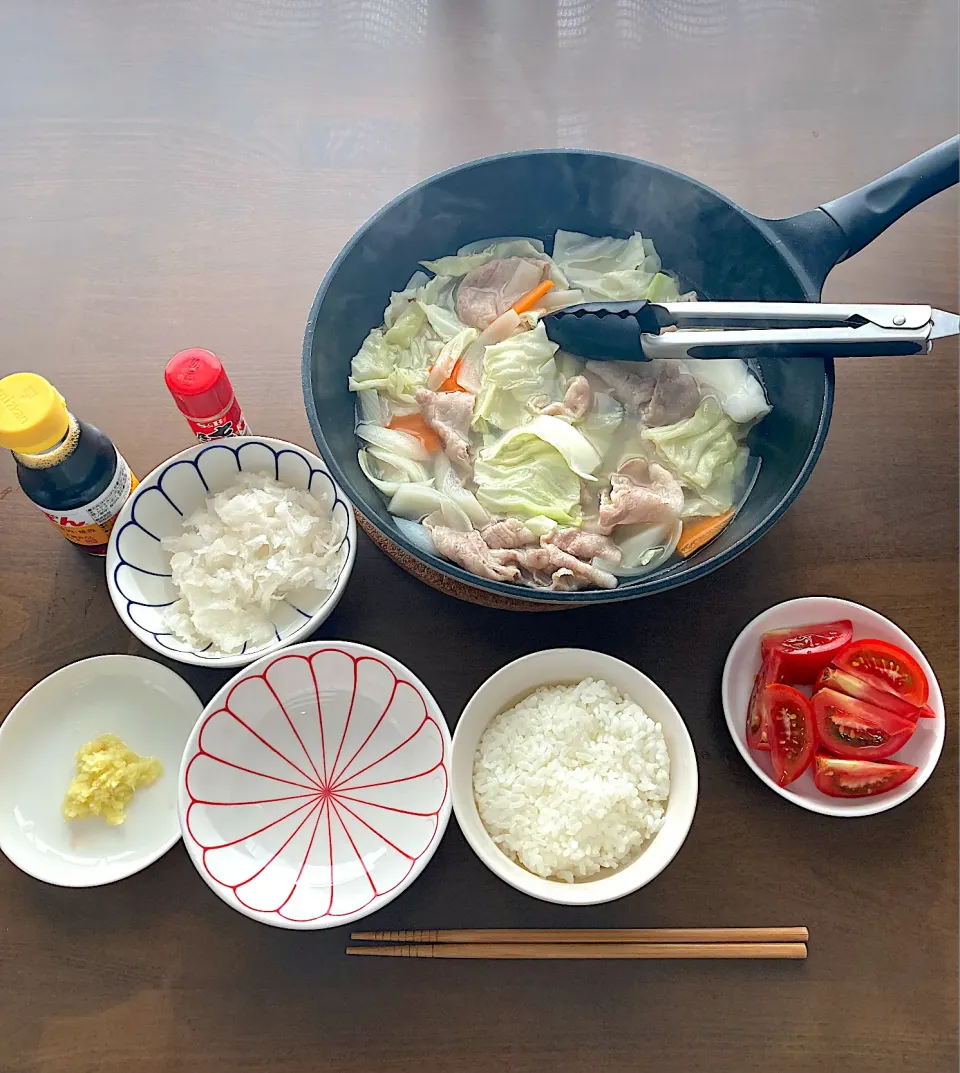 今日はお昼にオクトーバーフェストでヘビーに飲み食いしたので、晩ご飯はあっさり目にキャベツたっぷりのトンしゃぶをいただきます🙏|なびさん