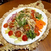 焼き豚肉冷しゃぶ＊もやし＊赤玉葱・人参・胡瓜・もやしピクルスミニトマト添え|henryさん