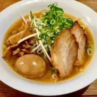 「にんにく味噌ラーメン」🧄
自家製にんにく力士味噌を使って
サッポロ一番みそラーメン🍜
こっそり夜食の夜泣きそば|ばくあんしゃさん