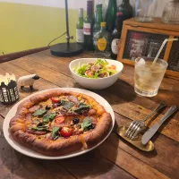 ポルチーニとソーセージのピザとトマトとベーコンのサラダとジンジャエール|KEITAさん