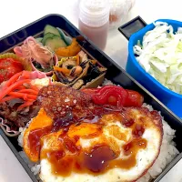 おっさん弁当　漬け物　ほうれん草　トマト　すき焼き風　ひじき　ソーセージ　目玉の親父　キャベツ　おにぎり　オリジナルドレッシング|ひげおやじさん