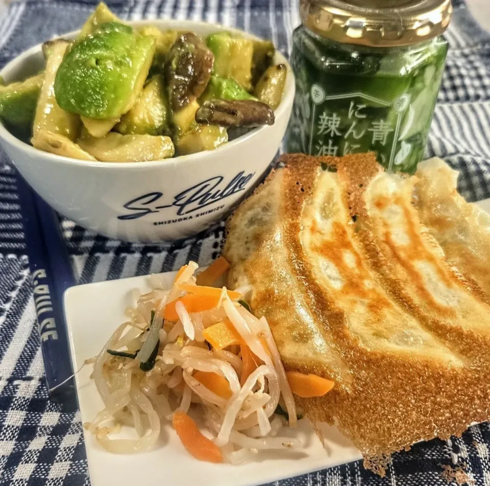 焼エリンギとアボカドのわさび味噌丼
至高の餃子 青にんにく辣油で|マギーさん